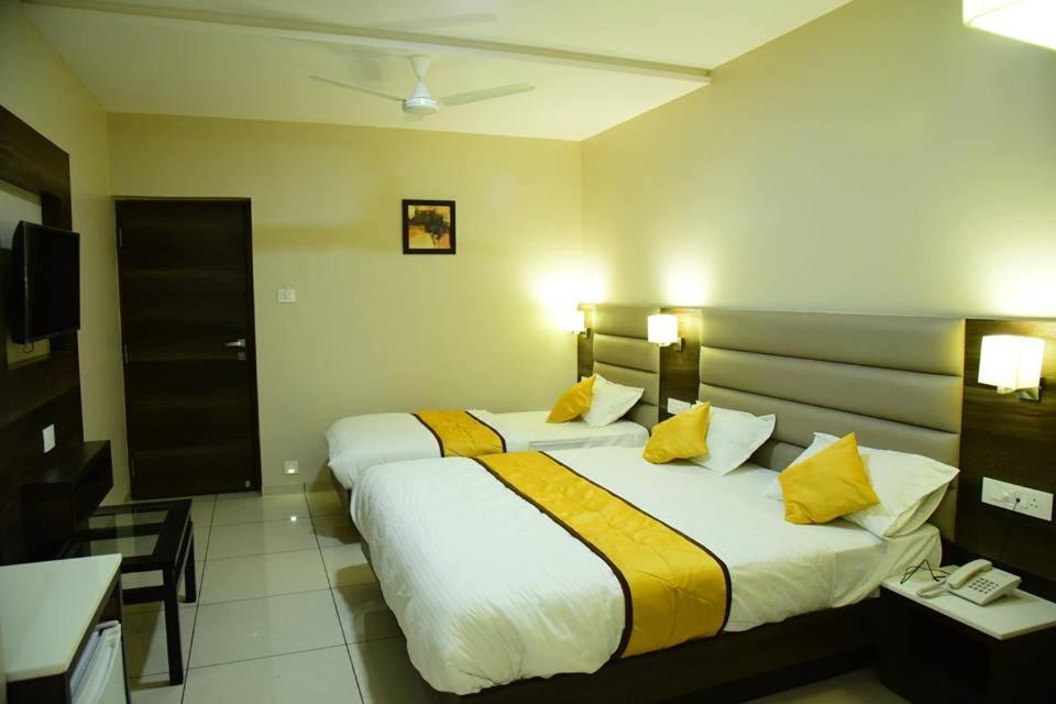 Hotel Ahmedabad Inn Esterno foto
